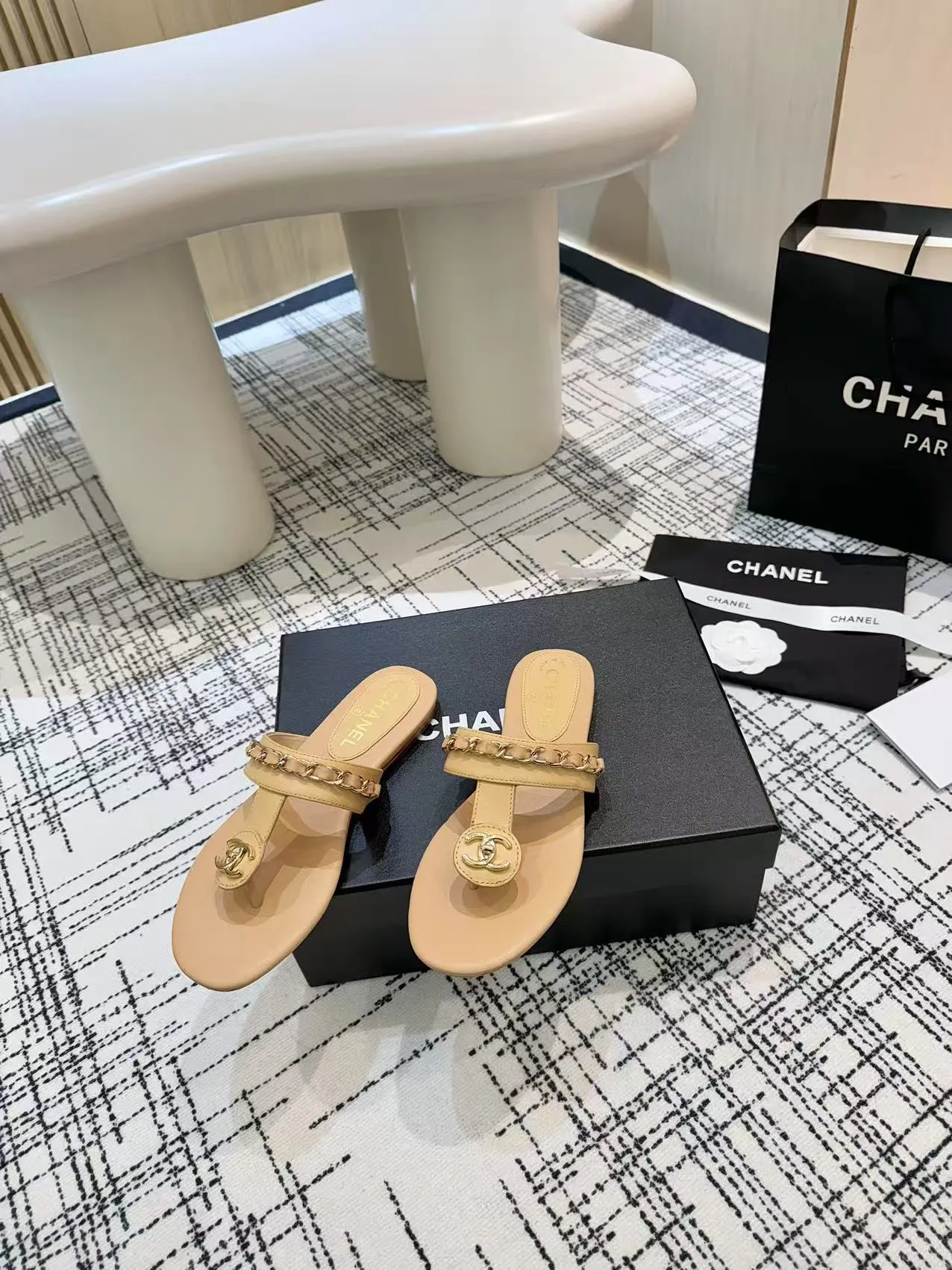 👟👟Ex-factory price 480👟👟 Top version Chanel Chanel - 2025 spring model, counter top double C sandals, this classic design; the extraordinary double C incorporates a variety of color elements... The diversified mix and match is very beautiful and versatile, very light on the foot, comfortable, super delicate and elegant, and can be used outdoors... ꫛꫀꪝ Go➫ Material: ❶Upper made of: Original imported sheepskin ❷Inner lining: Original sheepskin lining ❸Outsole based on: Original Italian genuine leather outsole Counter boutique packaging complete set for women 35–40 (customized for 41) 3 colors available (black, white, apricot)
